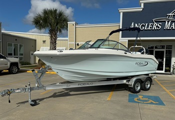 2025 Robalo R207 Ice Blue Boat